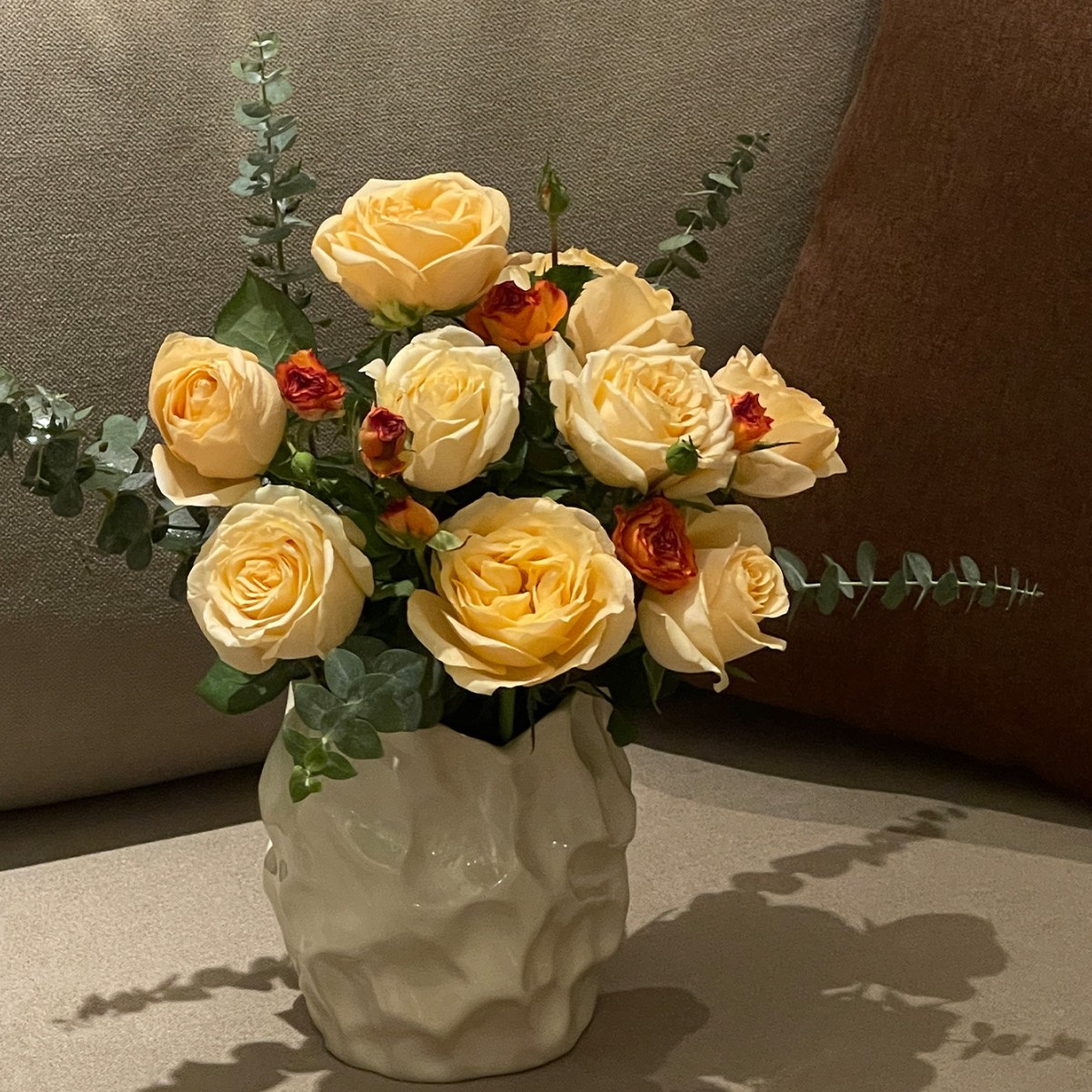 Creative cream-colored ceramic vase, flower arrangement, high-end hydroponic vase, container, earthenware jar, wabi-sabi style decorative item
