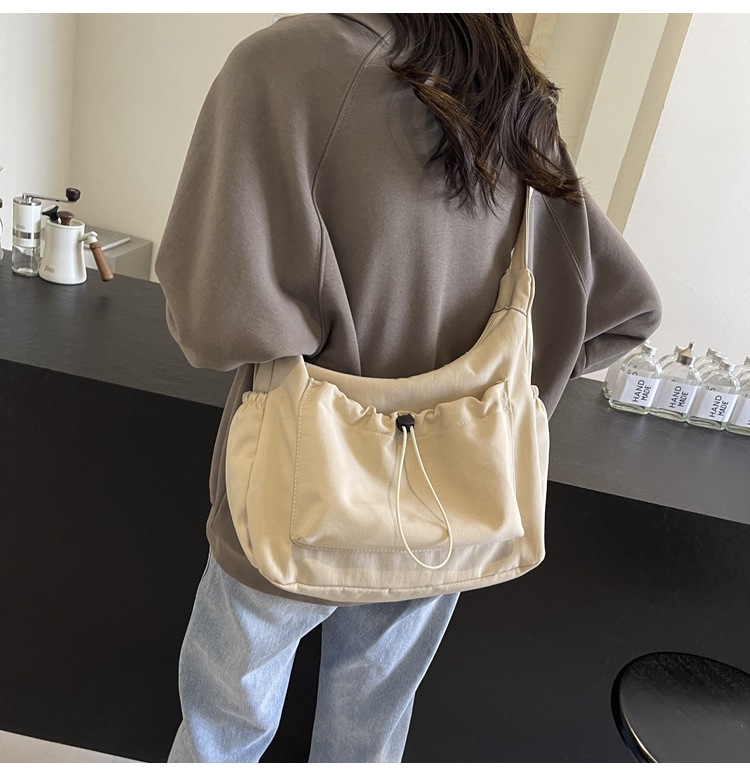 韩版时尚尼龙斜挎包2024新款休闲百搭褶皱单肩包大容量纯色帆布包详情5