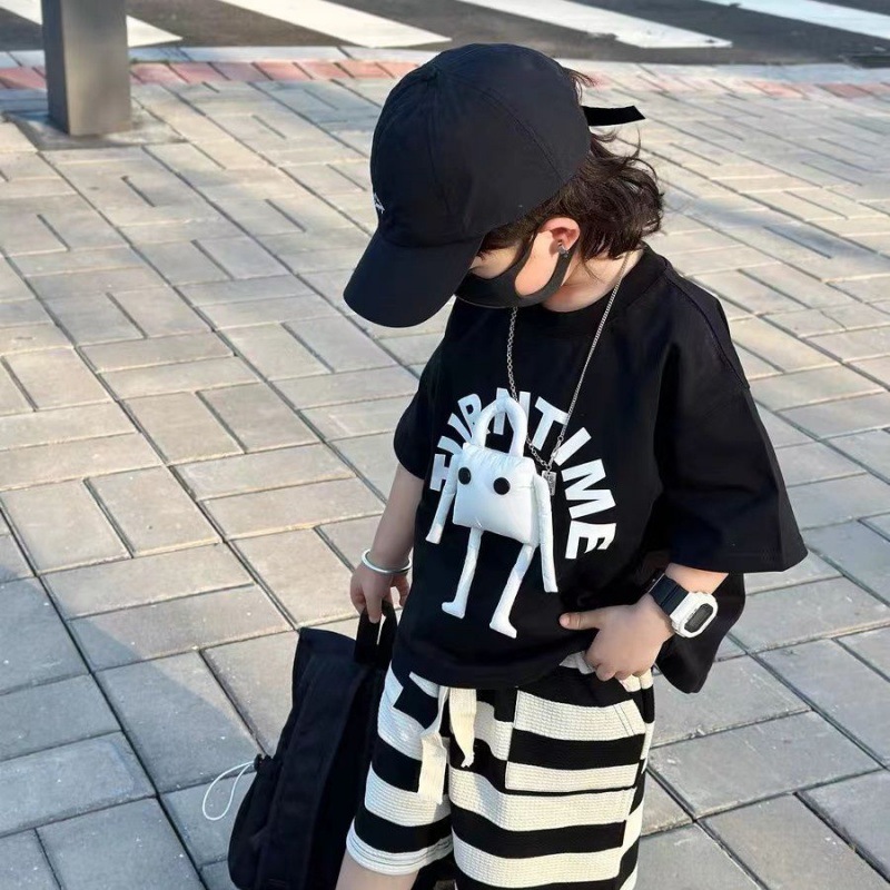 This summer bestseller is a children's cartoon boy's fashionable and stylish half-sleeved top and striped shorts two-piece set Item Picture