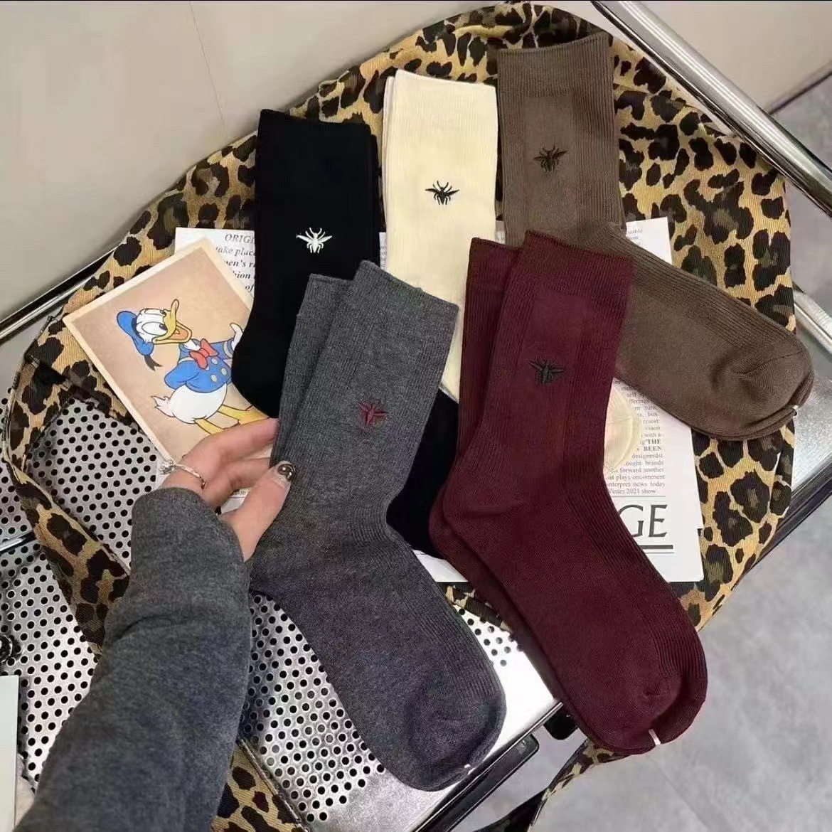 One-piece consignment of autumn and winter bestsellers from the sock stall: embroidered little bee, simple high-top socks, Ankela red, gray, retro, trendy and exquisite accessory socks