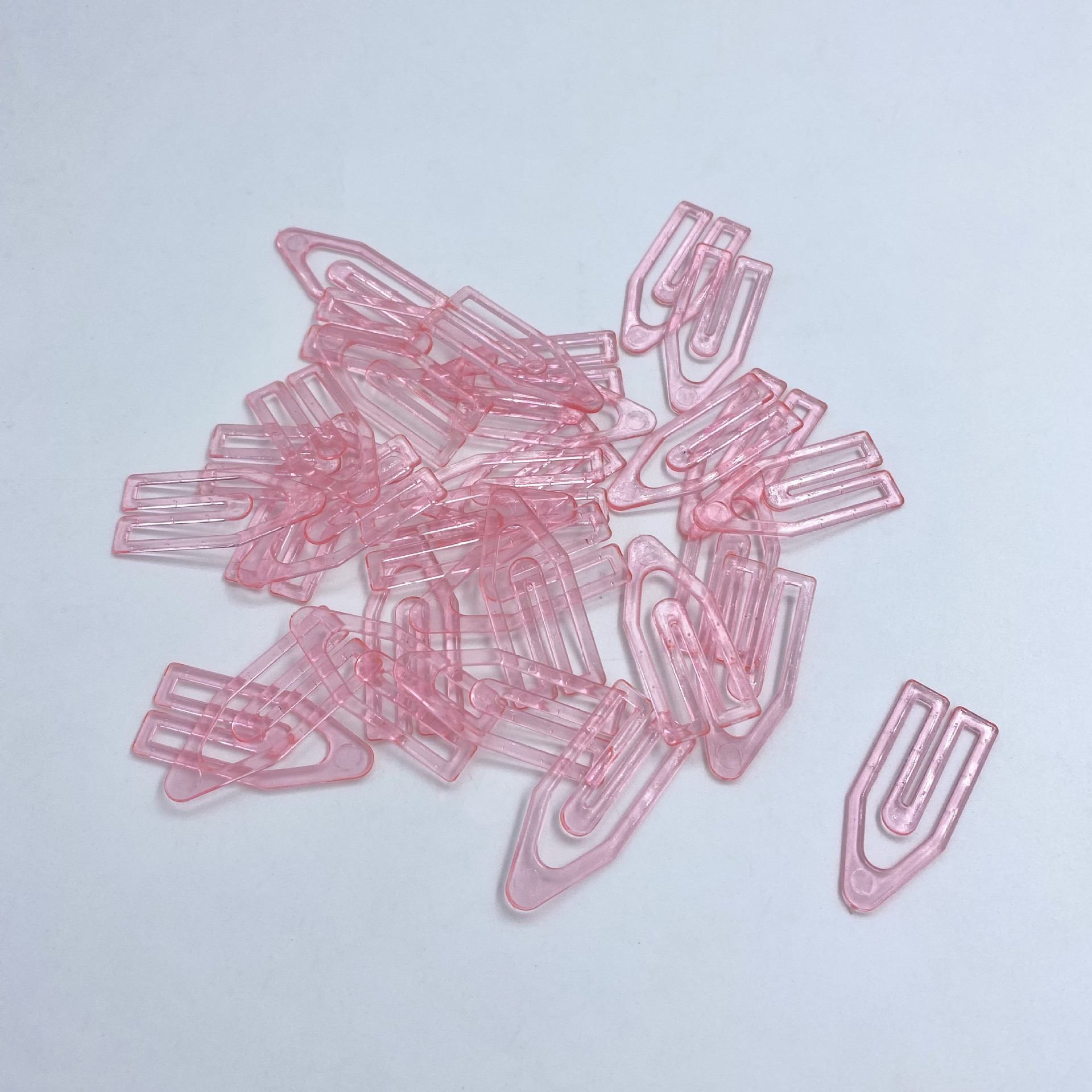 Transparent colored paper clips, all-plastic triangular paper clips, boat-shaped paper clips, paper clips, office bookmark fixing pins Application Scenario