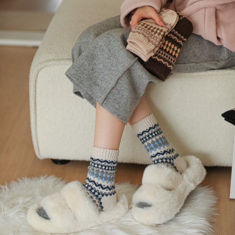 One-piece consignment of woolen socks for women, winter thickened and warm mid-calf socks, retro checkered and color-blocked long calf socks, Fair Island socks for women details Picture