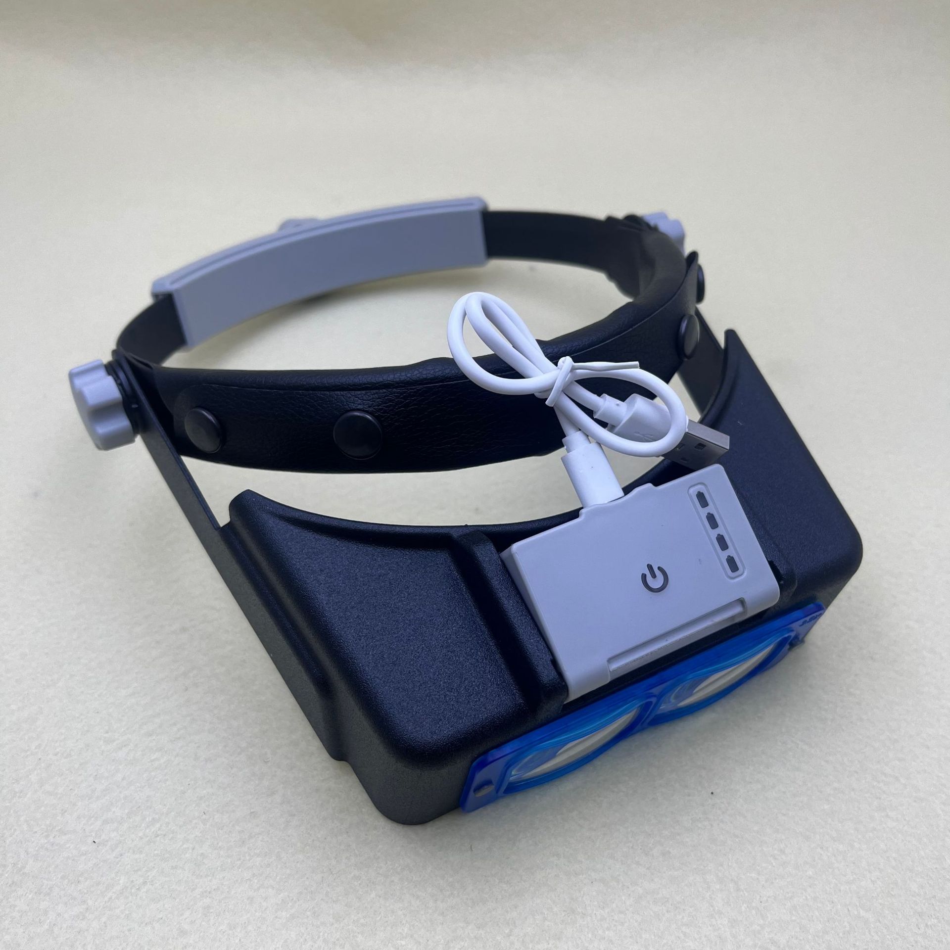 ومصابيح USB الجديدة البالغة 4LED المشحونة من طراز USB ذات الرأس 81007BC تظهر عدسة مكبرة عالية الوضوح لقراءة كبار السن وتصليحهم Item Picture
