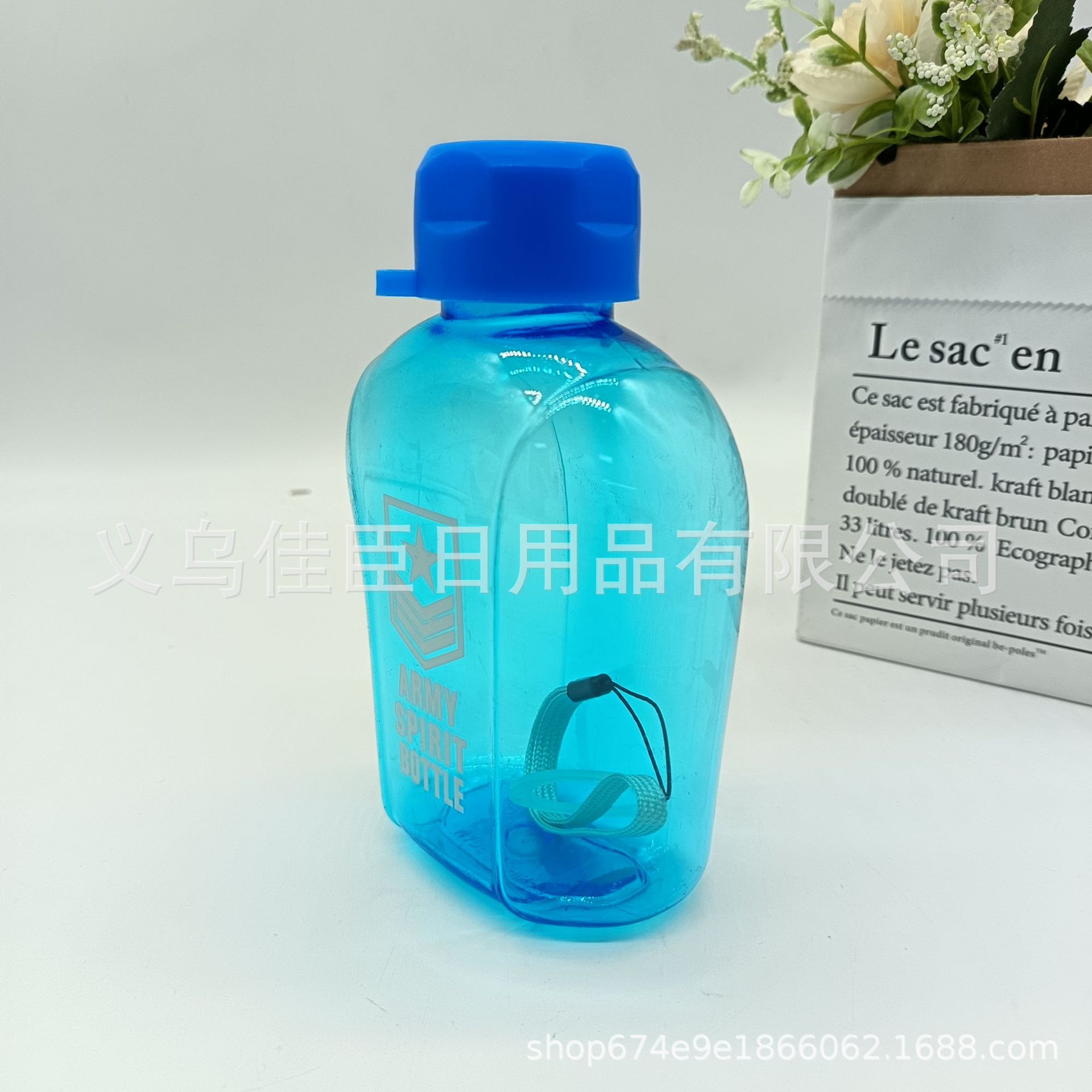 This minimalist flat water bottle is a portable plastic water cup for both male and female students. It is shockproof and can be carried by hand Application Scenario
