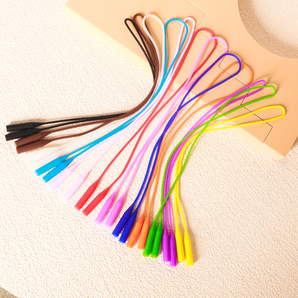 Silicone round-head snap-on eyeglass lanyards, adjustable lanyards for adults and children, anti-slip and anti-drop extended eyeglass lanyards accessories Application Scenario