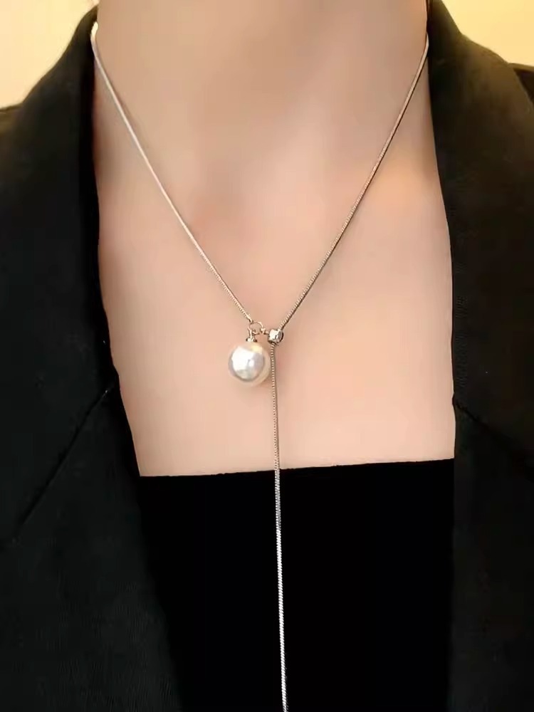 Design sense pearl pull-out necklace for women, 2023 new trendy titanium steel, does not fade, elegant and versatile neckchain collarbone chain Application Scenario