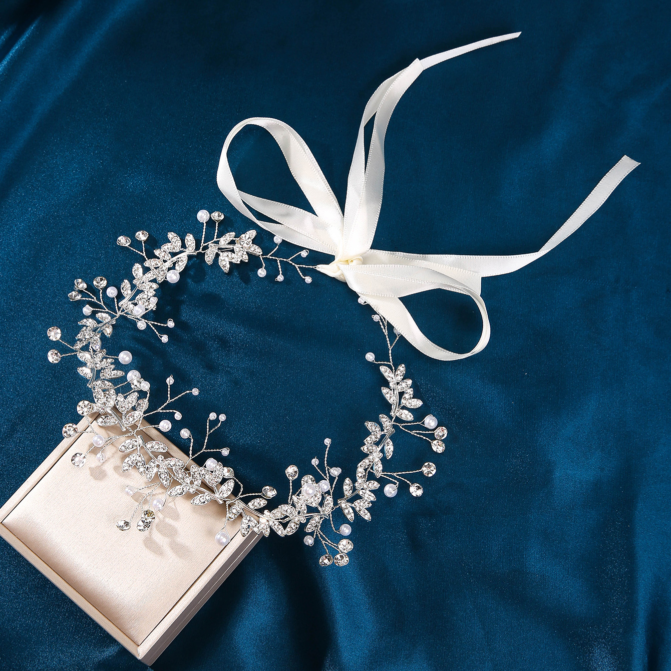 Korean-style white handcrafted crystal headwear, bridesmaids, brides, wedding dresses, garlands, hair accessories, Korean-style pearl headwear and hair bands Application Scenario