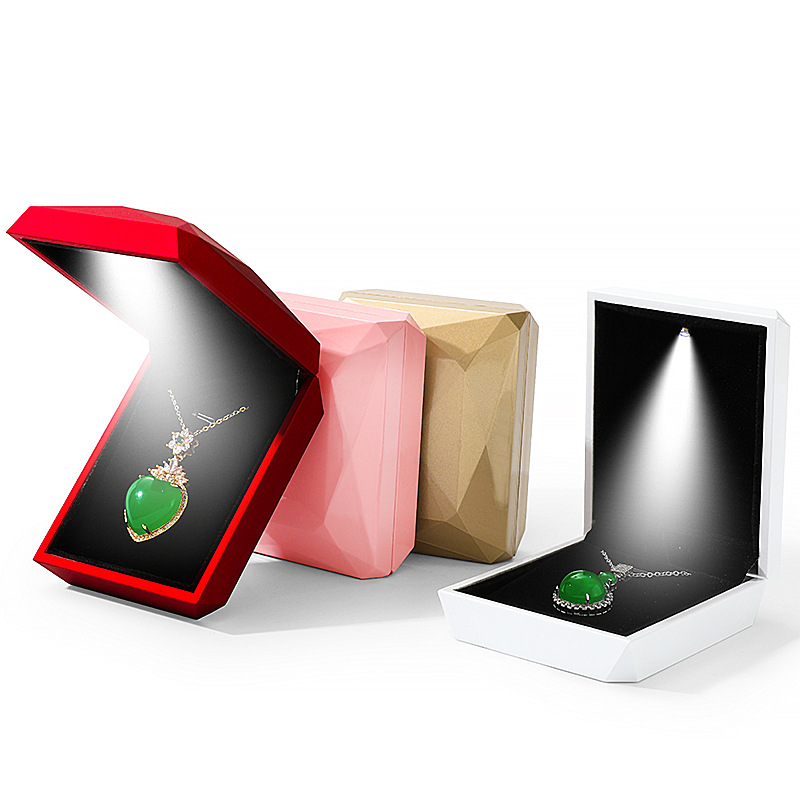 Diamond surface baked paint LED light jewelry box, led spotlight ring box, pendant, bracelet, jewelry box, jewelry packaging box Application Scenario