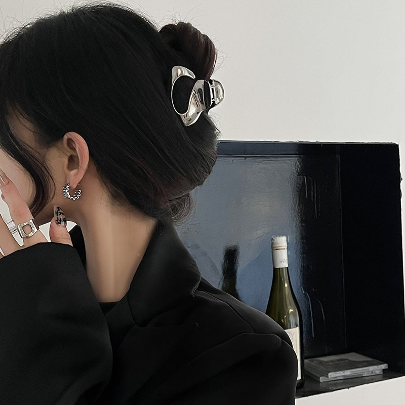 Korean irregular metal grappling clips for women's autumn and winter atmosphere, high ponytail hair clips, trendy and fashionable updo shark clips Specification image