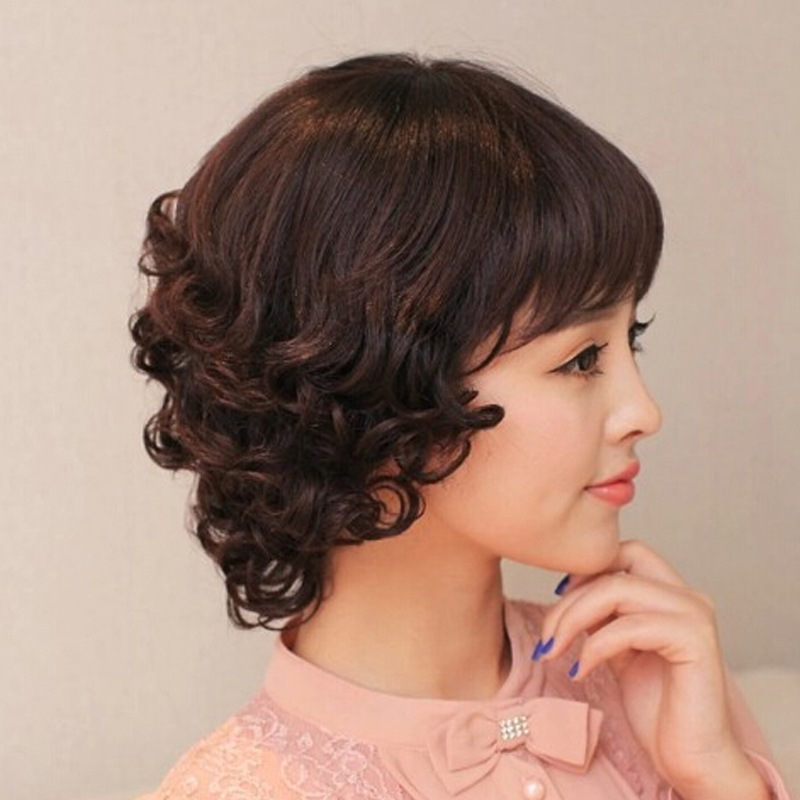 A wig for middle-aged and elderly women with short, slanted bangs, short curly hair, fashionable and realistic hair, light and breathable. A wig head cover for mom details Picture