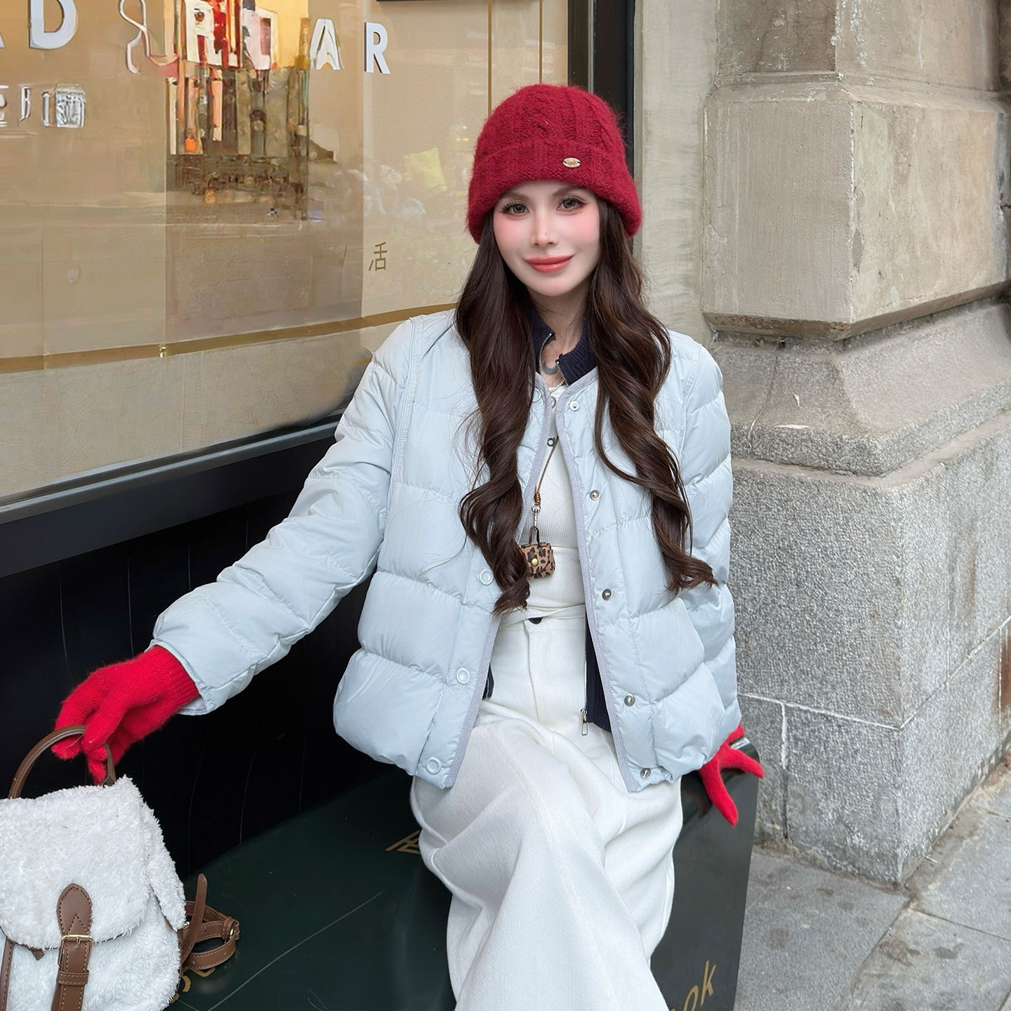 The 2025 winter new style of fashionable, stylish, slimming, versatile and warm coat, casual patchwork lightweight down jacket for women, short style details Picture