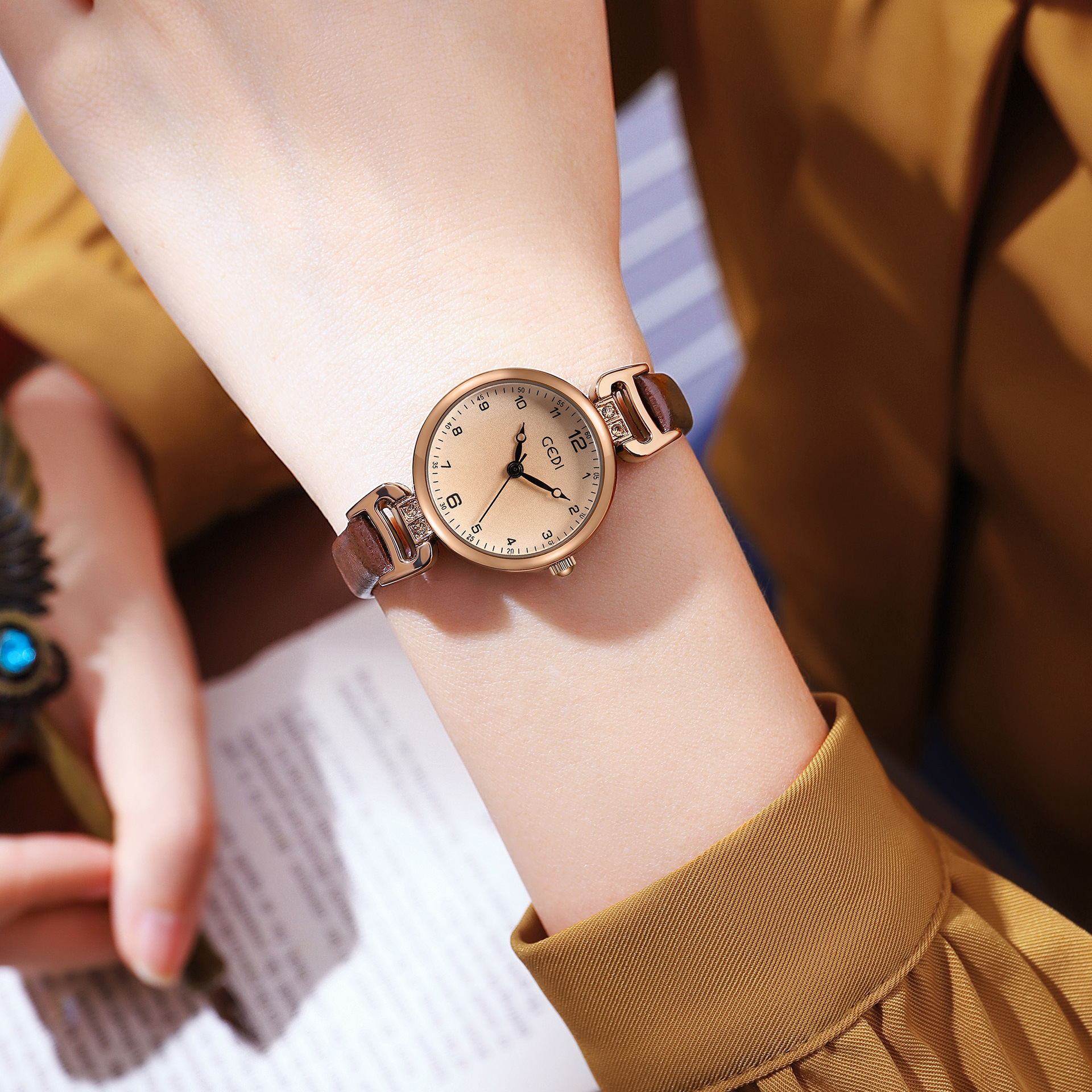 Wholesale of Godi retro-style round women's watches with fine straps, simple and elegant, student skin with quartz waterproof women's watches Application Scenario