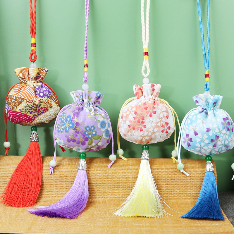 This ancient-style cotton sachet is an empty bag. It comes with a small mosquito-repellent pouch that can be printed with a logo details Picture