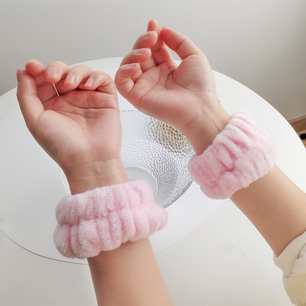 Cross-border Amazon flannel solid color wrist strap wholesale, girls' face wash plush wrist guard, absorbent and sweat-wiping wrist strap Specification image