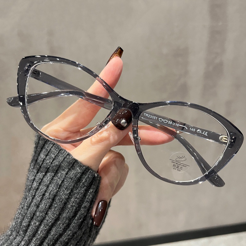 The new cat-eye glasses frame makes women look fairer without makeup and slimmer for large faces. The TR90 anti-blue light can be paired with glasses frames for myopia Application Scenario