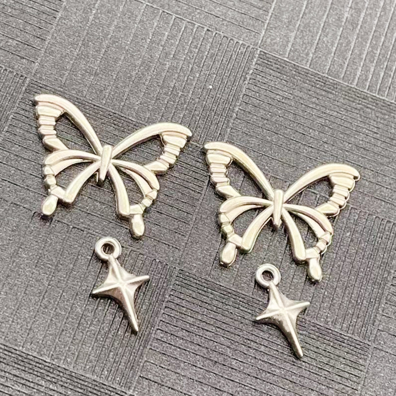 The 2021 new butterfly necklace, a popular female summer trend collarbone chain, features a light luxury and niche design with an alloy pendant details Picture