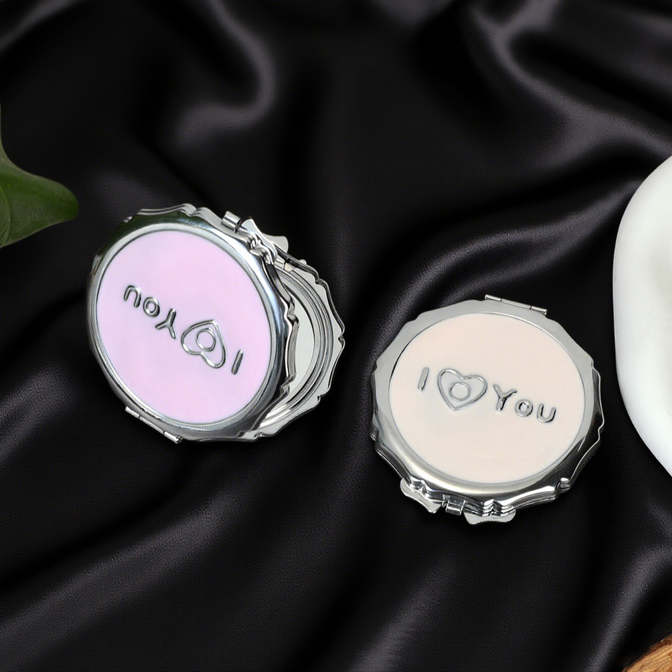 Nuevo estilo goteo espejo redondo espejo de cuerpo letras personalizadas Iloveyou pequeño espejo de metal doble doblado espejo cosmético Specification image