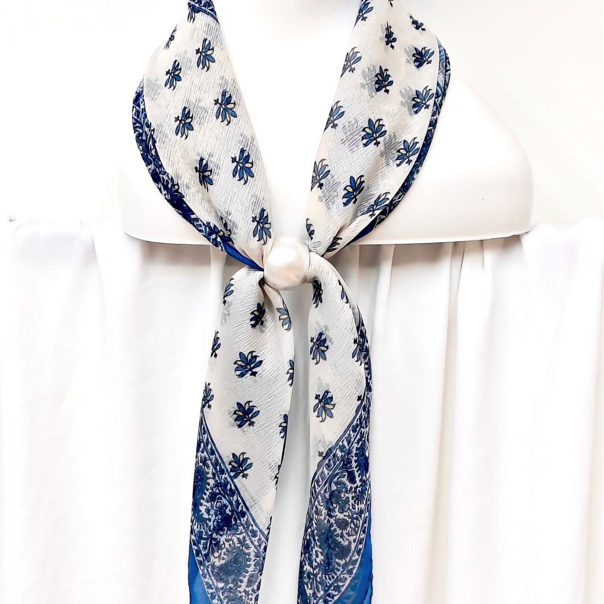 Spring and summer Celie scarf, a classic and fashionable cashew scarf, 70cm versatile with pearl buttons, a blue shawl for women Application Scenario