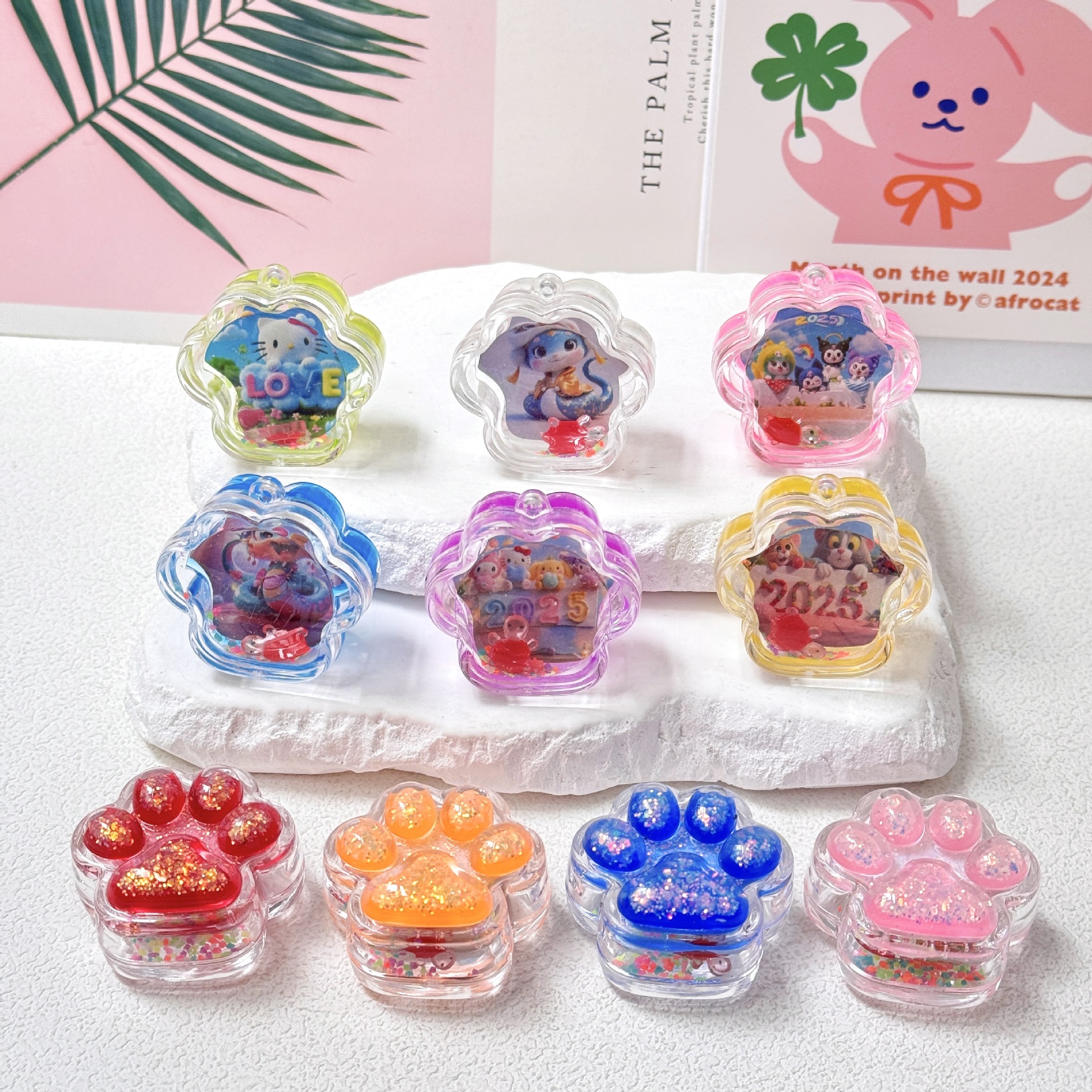 New night-luminous flowing sand cartoon double-sided cat paw diy keychain bag pendant, mobile phone chain pendant, three-dimensional decoration Application Scenario