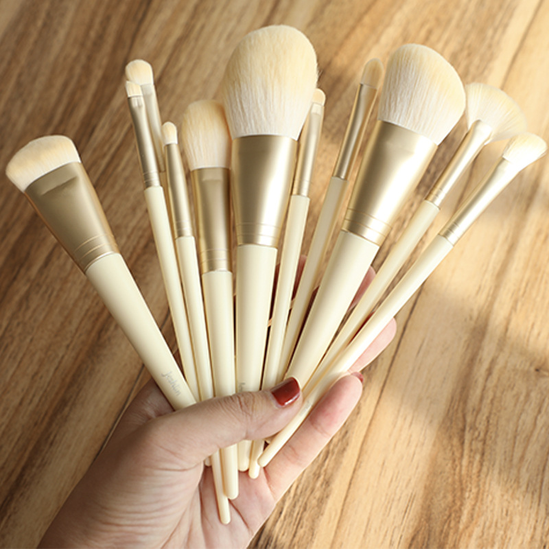 Jie Shilin 11 Small Milk Skin Novice Makeup Brush Loose Powder Highlighter Blush Brush Eye Shadow Concealer Brush Cangzhou Set Brush Application Scenario