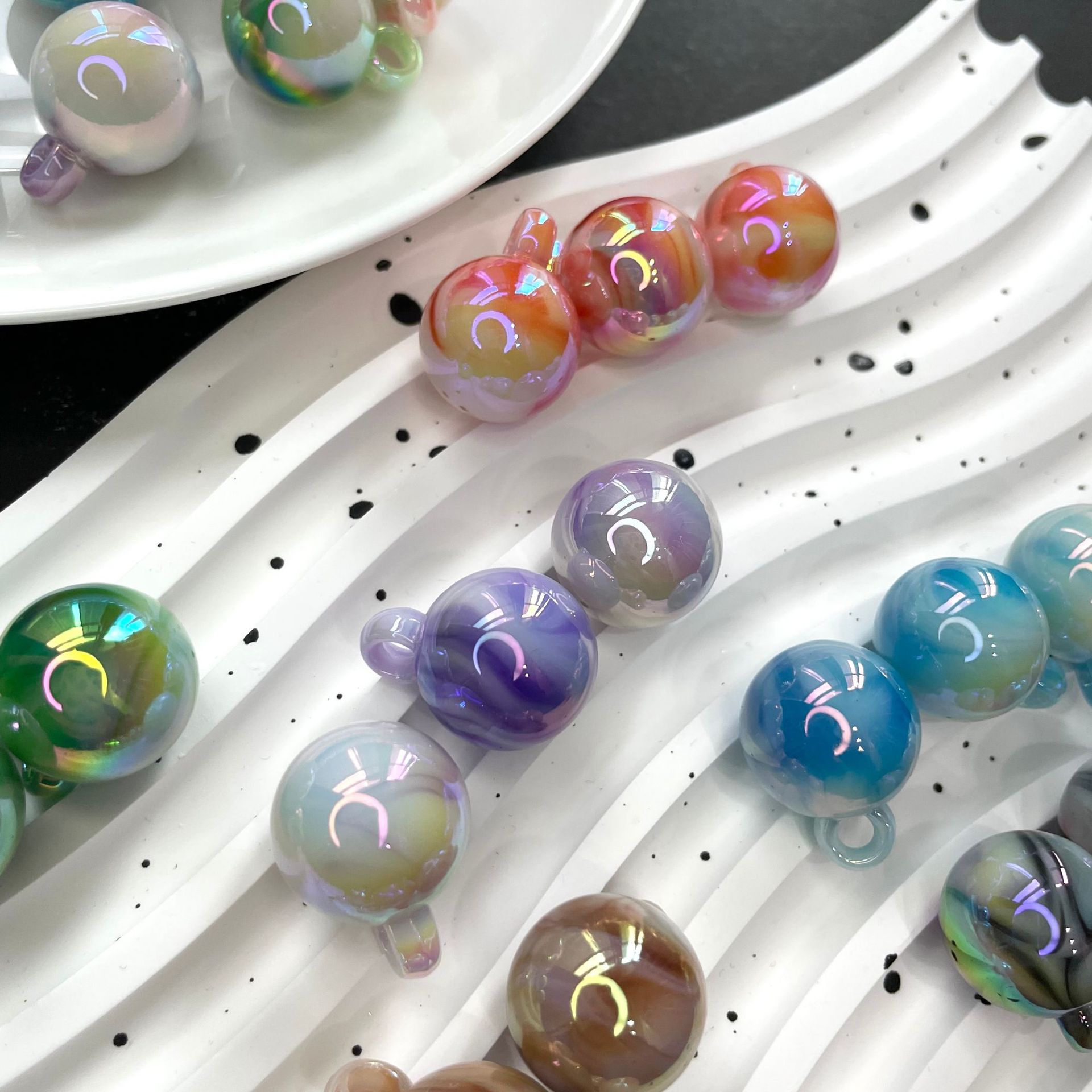 16Mm Electroplated Uv Hanging Hole Acrylic Two-Color Gradient Bead Diy Bracelet Necklace Mobile Phone Chain Loose Bead Accessories Application Scenario