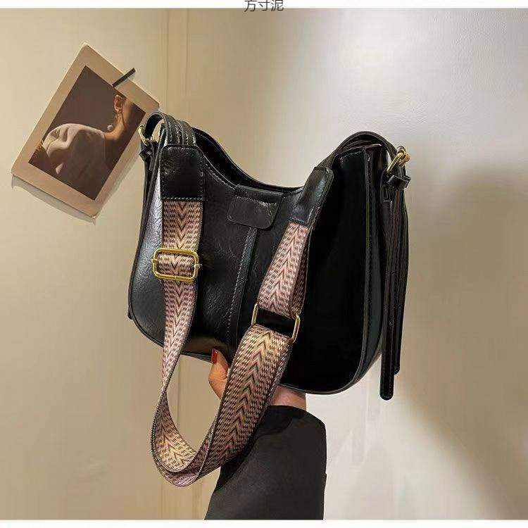 包包女士新款潮感时尚斜挎包复古今年流行宽带单肩水桶包一件批发详情21