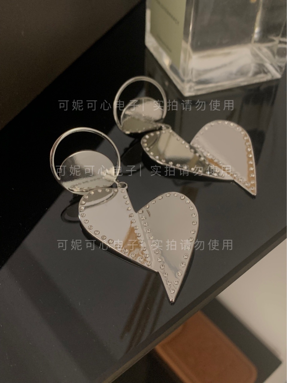 饰品/耳钉/耳饰/珍珠耳钉/耳钉爆闪白底实物图