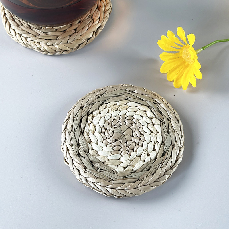 Garden Style Round Woven Grass Coaster Handwoven Pushgrass Corn Husk Thickened Insulation Mat Table Decoration Mat Bowl Mat Application Scenario