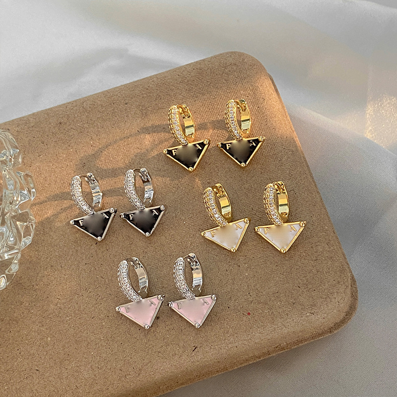 新款时尚耳环高级设计微镶简约通勤字母画油耳扣三角潮搭百搭经典