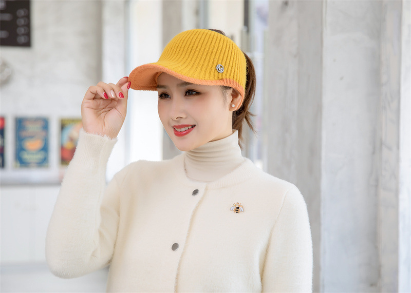 色经编缎档女白底实物图