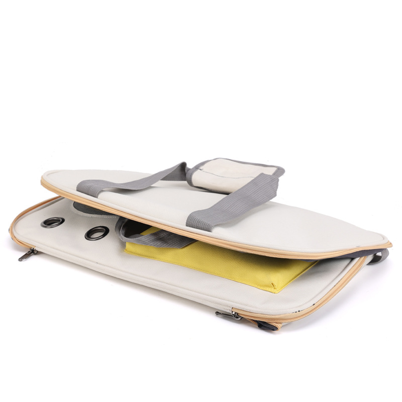 Large-capacity breathable single-shoulder crossbody bag, summer cat outing bag, portable dog and cat bag, pet bag, pet supplies Application Scenario