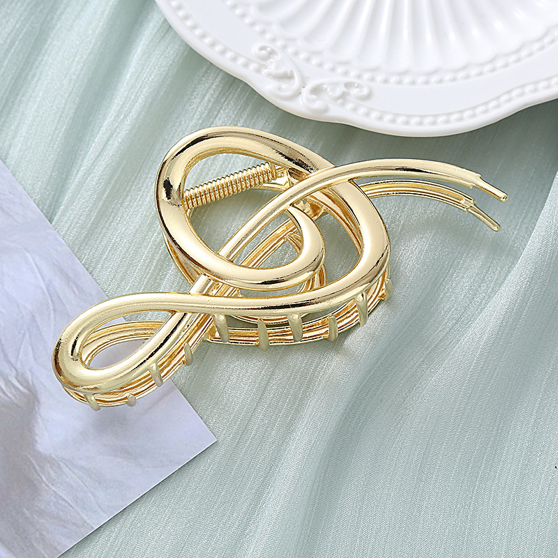 The new Korean version of the popular metal large grabber is simple and versatile. It features a ponytail clip at the back of the head, a shark clip, and a hair accessory Application Scenario