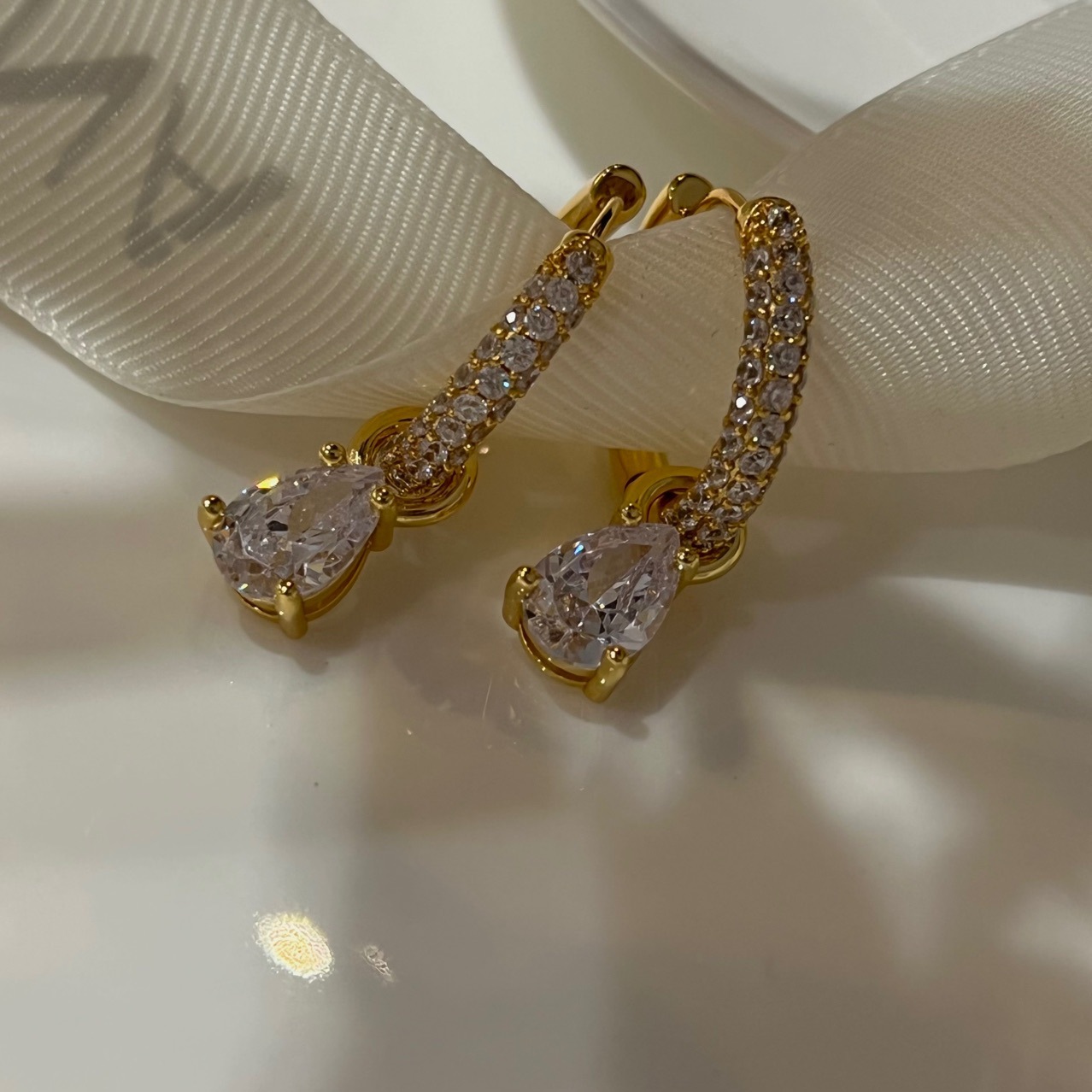 G早春新款2022时尚潮流好看水滴GAO石耳扣女小众轻奢时髦精品B9/8