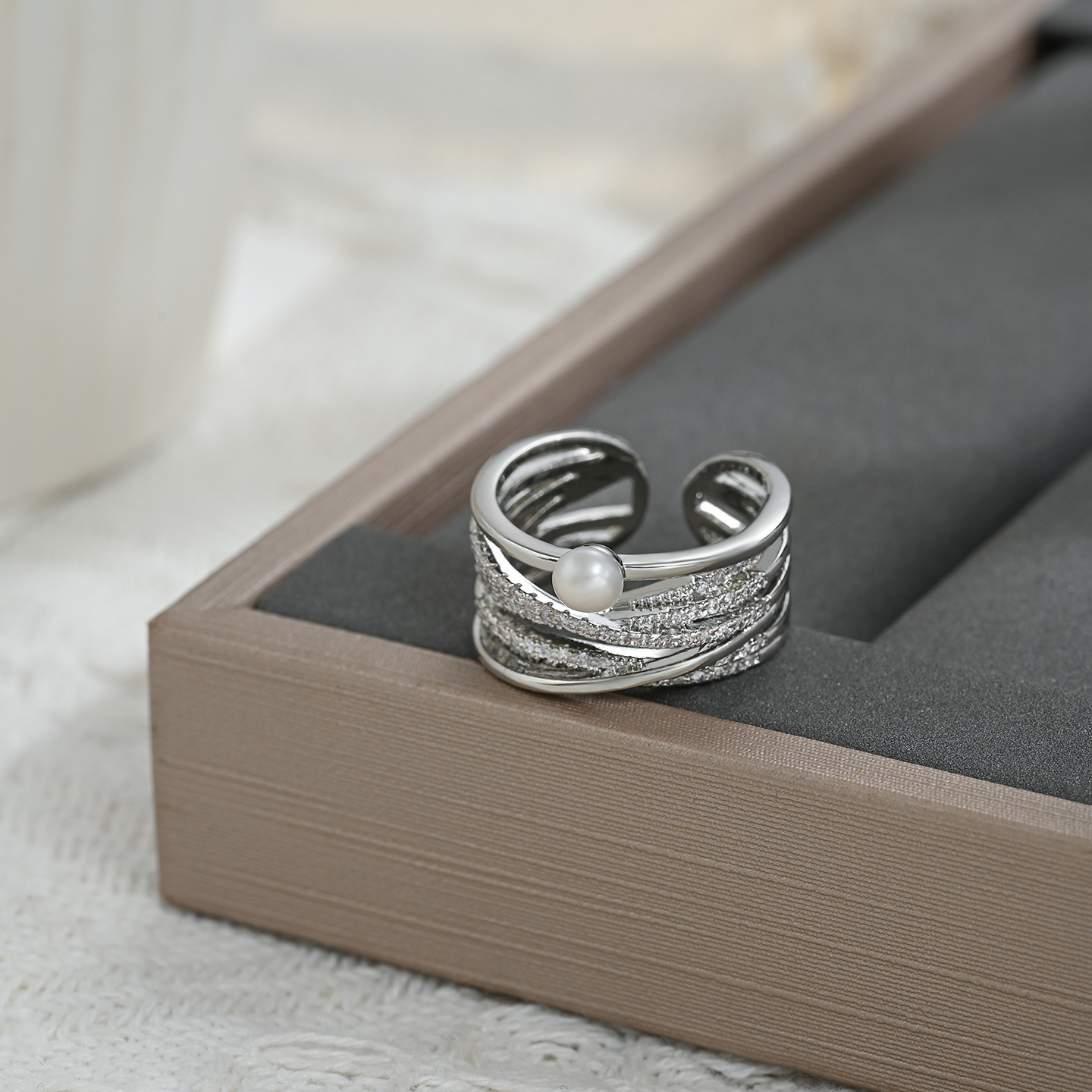 A genuine gold electroplated zircon individual open ring with a high-end feminine touch, a retro French pearl ring, and a versatile index finger ring Application Scenario