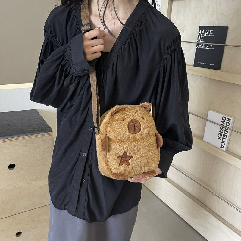 卡通玩偶稀奇古怪奇怪可爱包包女生2024新款棕色小熊毛绒包斜挎包细节图