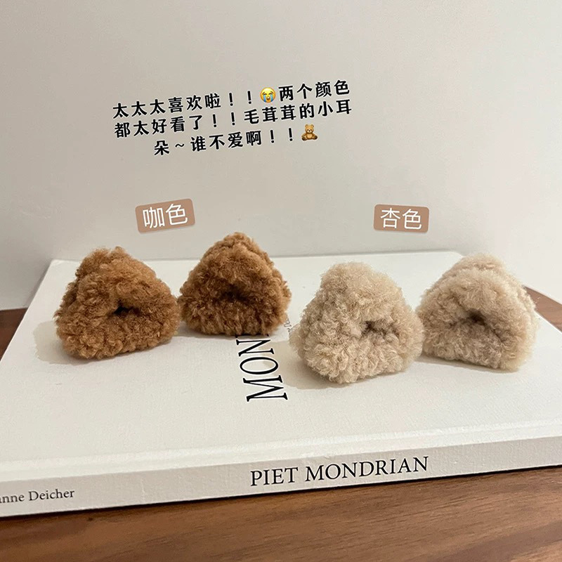 The fluffy, colorful triangular small scratch-clip features cute cat ears, hair claws, small bangs on the forehead, and a lamb fur decoration Specification image