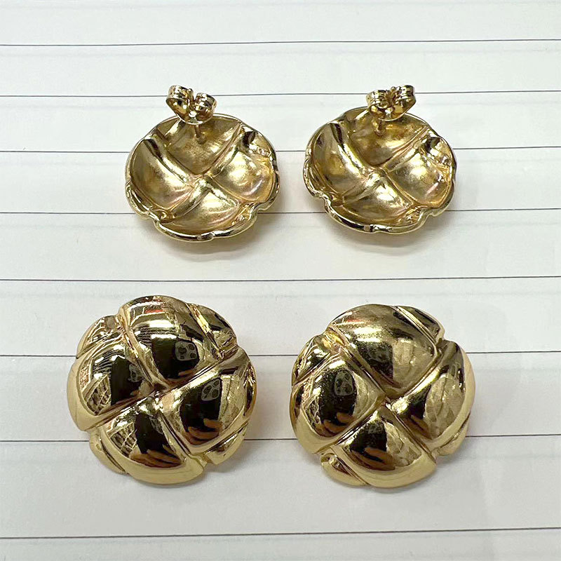 Cross-border European and American style simple twisted stud earrings, cold style metal exaggerated earrings, retro niche irregular earrings for women