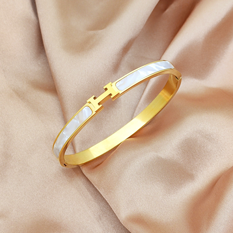 The Korean version of the best-selling titanium steel rose gold H letter bracelet is a fashionable and unique design of a light luxury bracelet accessory details Picture