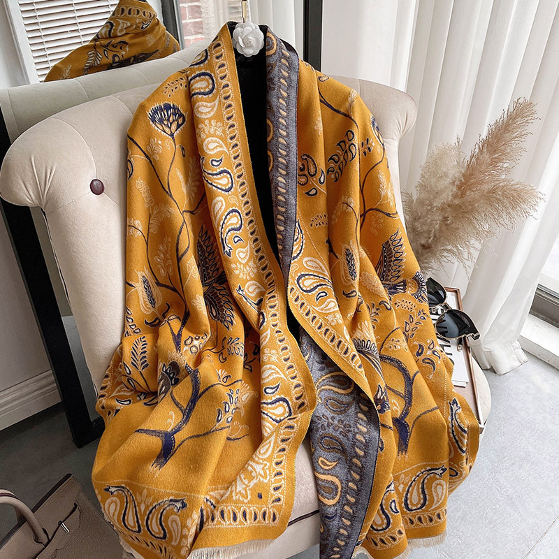 This is a retro ethnic-style bluebird scarf with a strong sense of sophistication for women. It is a thick and warm scarf and a winter cashmere shawl Application Scenario