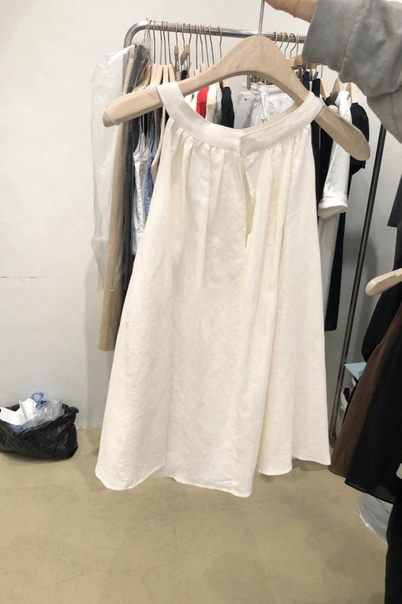 Dongdaemun, South Korea, 2022 Summer New solid-color sweet round-neck halter top, women's youthful sleeveless top Application Scenario