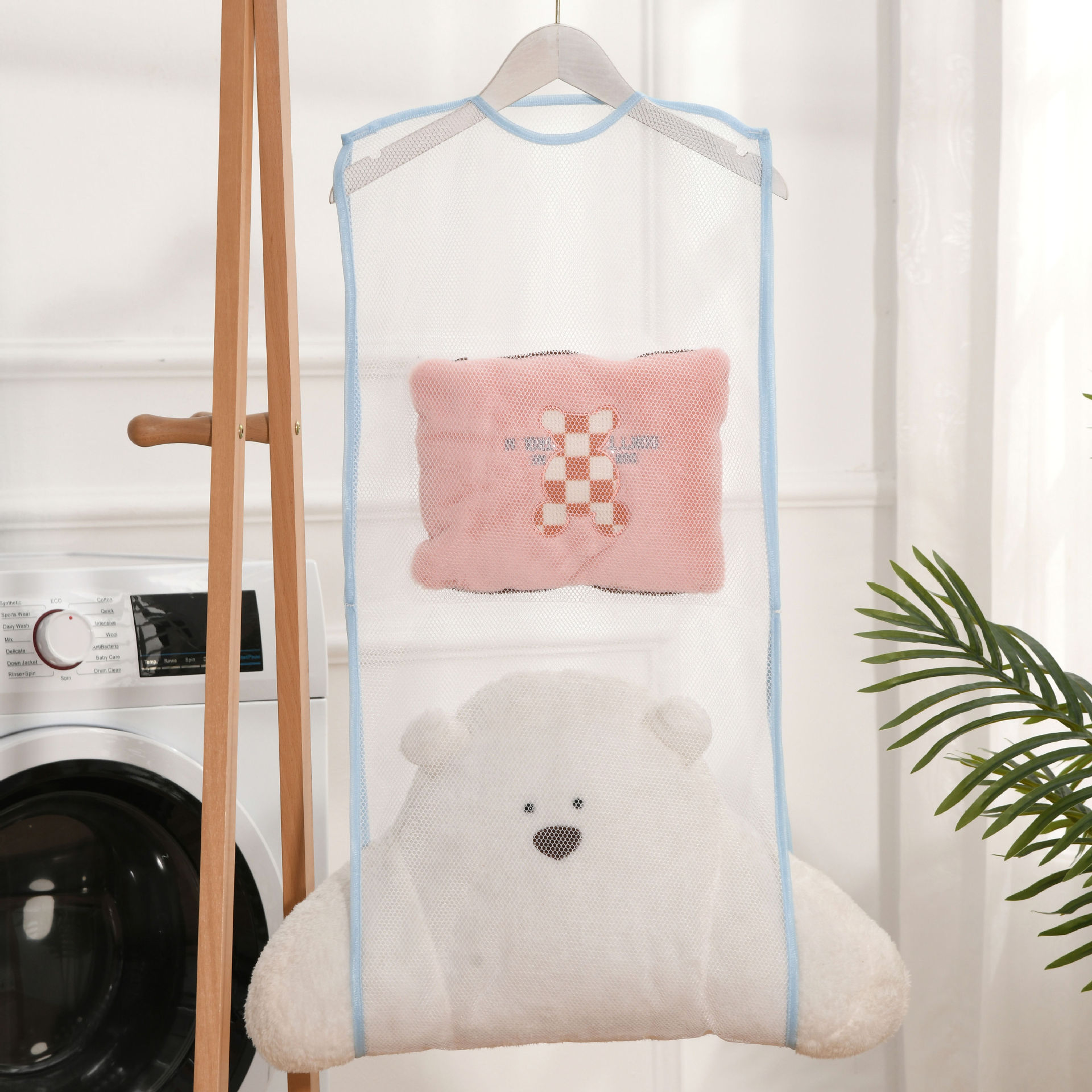 Japanese-style household pillow drying wonder, drying net bag, hanging bag, balcony outdoor storage net bag, pillow drying net Application Scenario