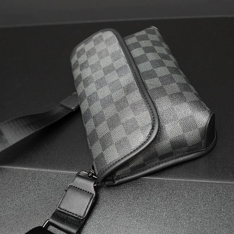 男士斜挎包实物图