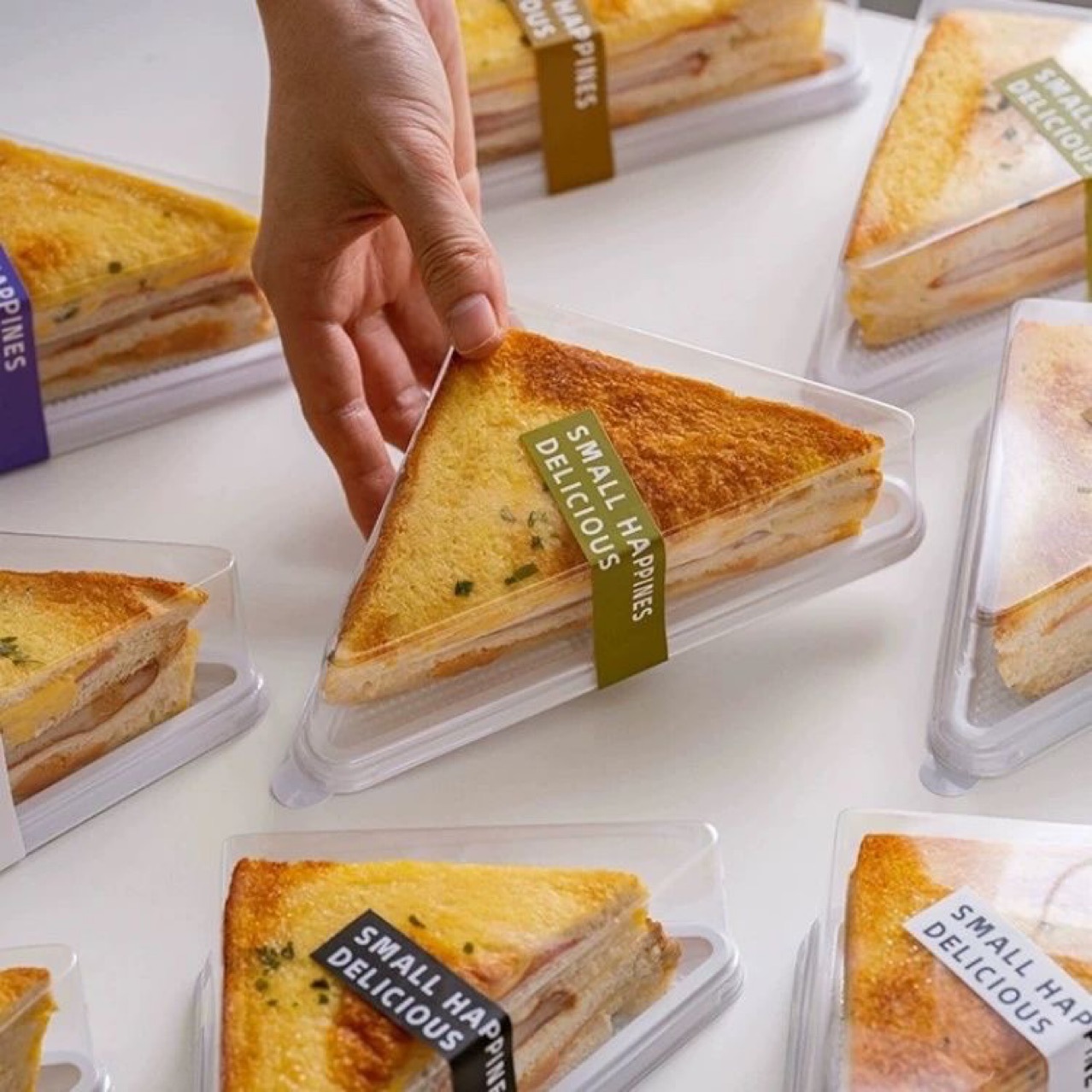 Sandwich Internet celebrity packaging box triangular ins transparent sandwich toast packaging disposable commercial blister box