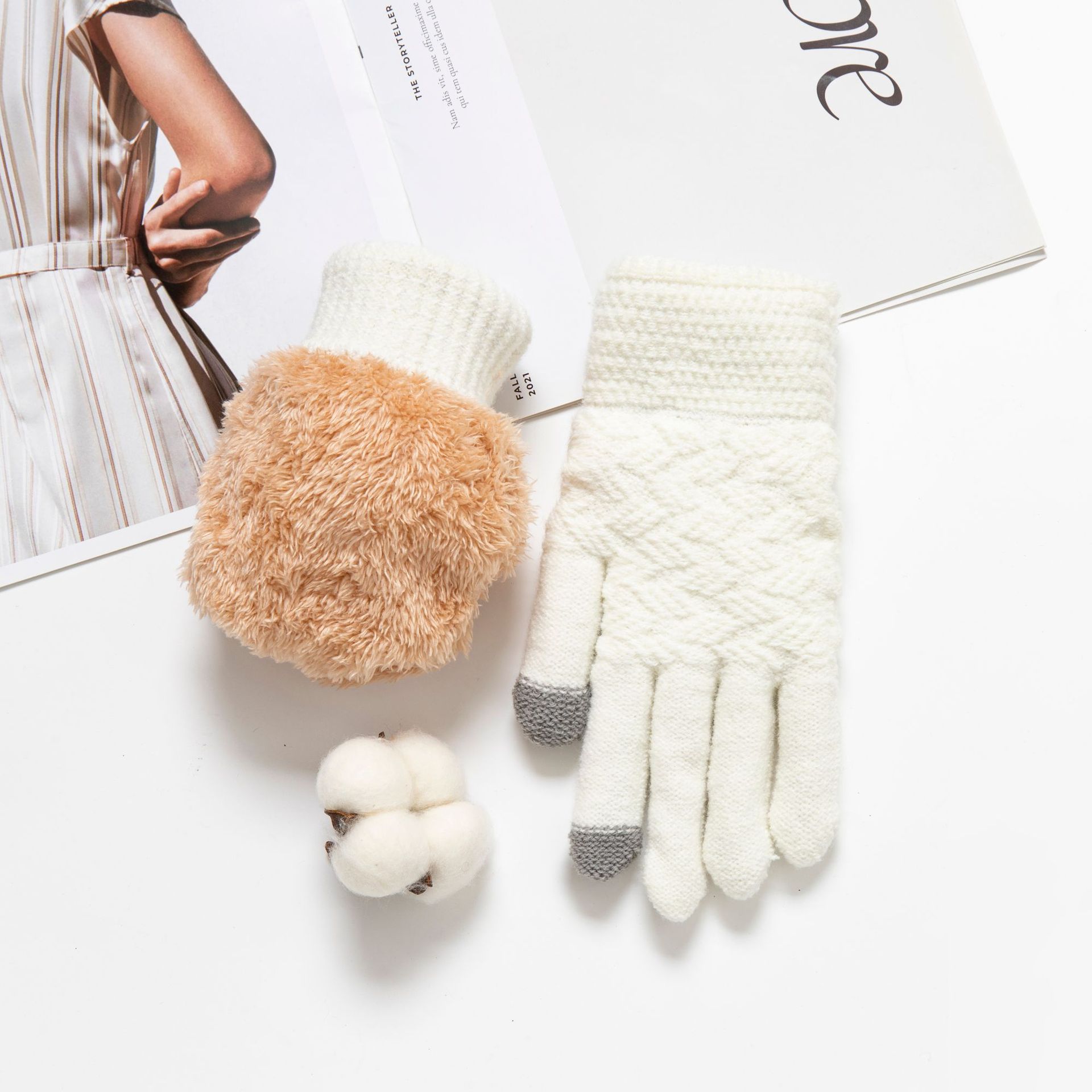 Cross-border Amazon gloves, double-layer fleece thickened Arctic fleece sports winter knitted touch screen cycling warm gloves Application Scenario