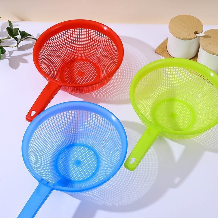 The multi-color plastic strap handle Miro household rice-washing blue draining sieve is a practical handheld rice-washing sieve full figure