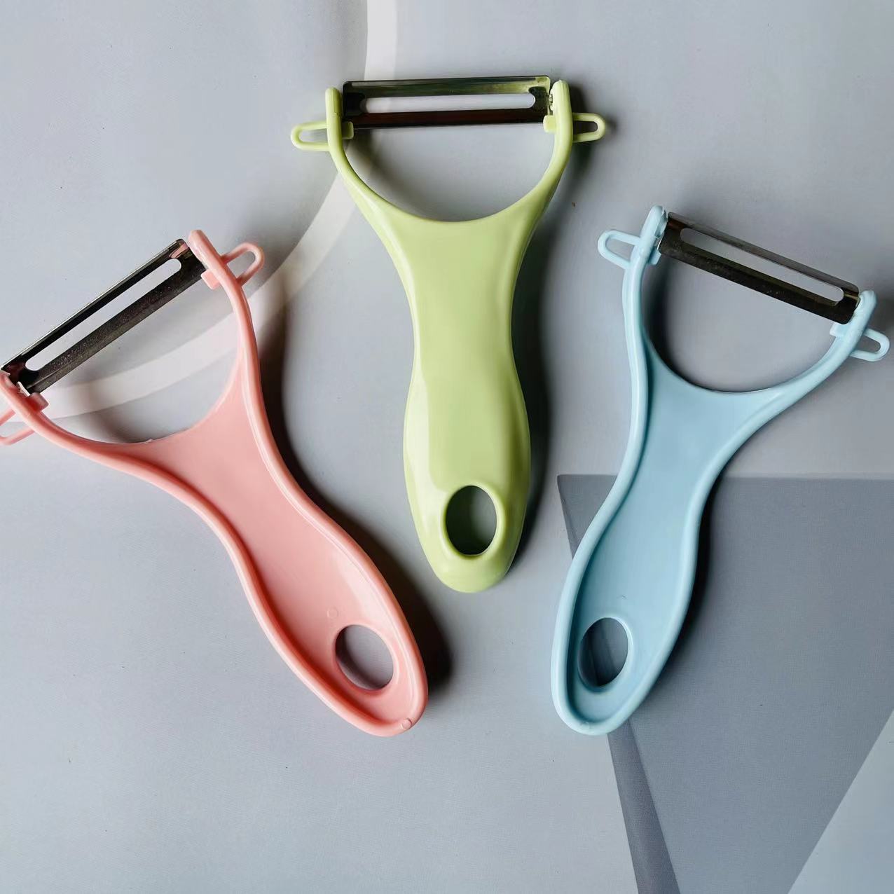 【 Zone 2-10 】8019 peeler, 1000 yuan per box, 8019 peeler, peeling knife, plastic handle, Peeler knife, fruit and Melon peeler knife, 1 yuan supply Application Scenario