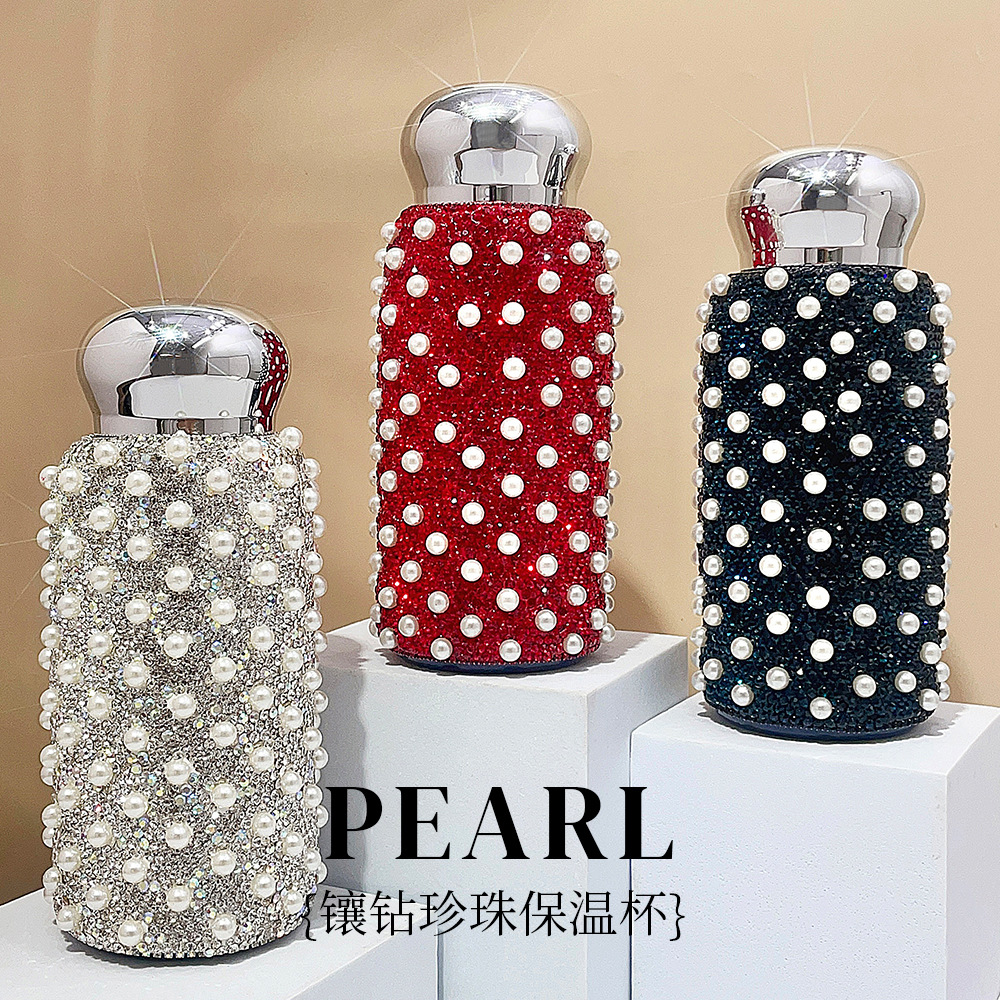 The portable diamond-encrusted insulated cup is of high appearance level. The stainless steel water cup with diamonds is personalized and trendy. It is a luxurious gift