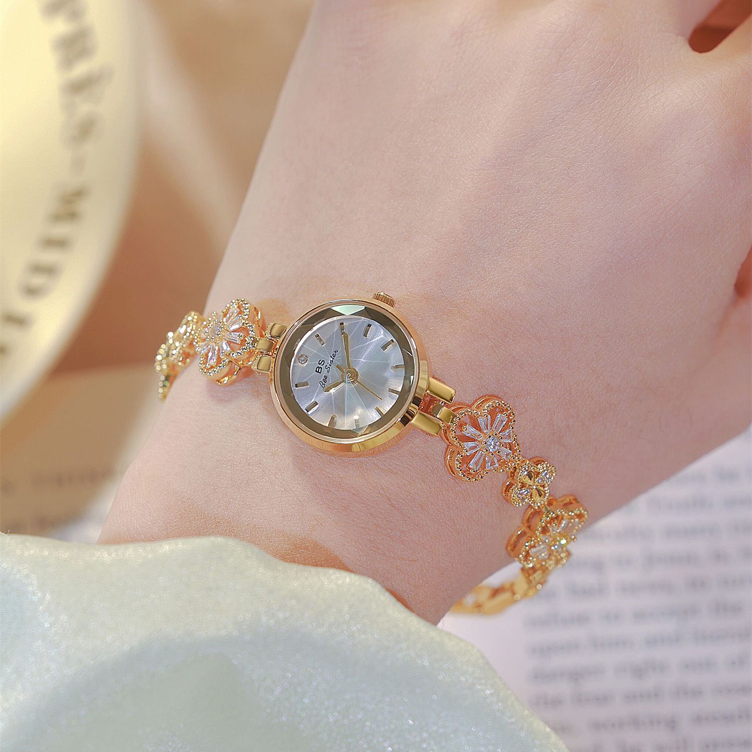 BS new best-selling watch manufacturer direct sales, foreign trade chain watch Lucky Zircon women's watch consignment, FA1676 Four-leaf Clover details Picture