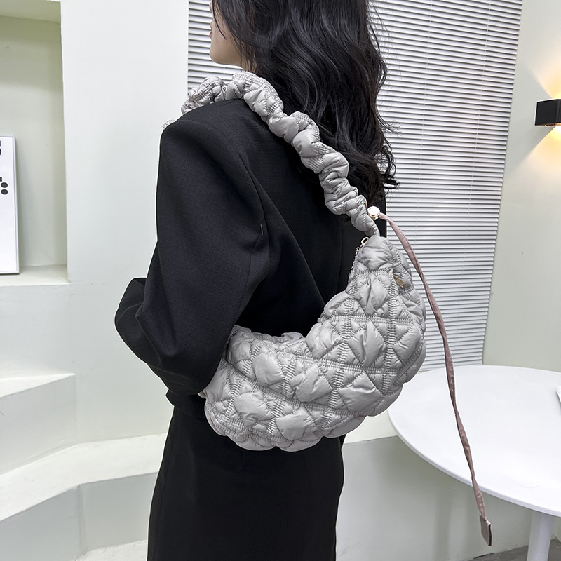 2023 The New Korean Version Of The Minority All The Clouds Fold Armpit Package Leisure Dumplings Bag Single Shoulder Crossbody Bag Female Specification drawing