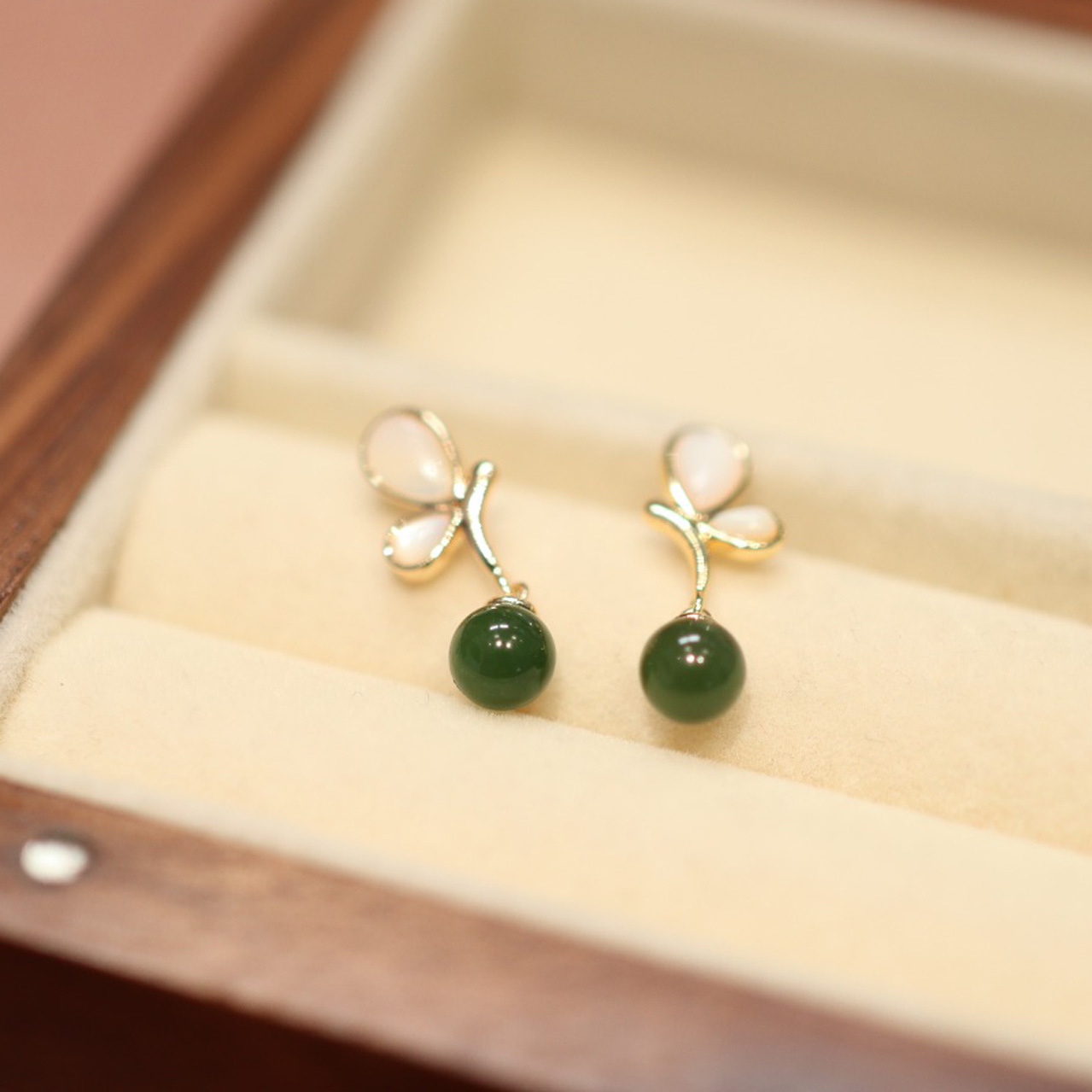 Natural Russian jade pendant necklace set, white mother-of-pearl stud earrings, butterfly ring, light luxury and niche collarbone chain for women details Picture